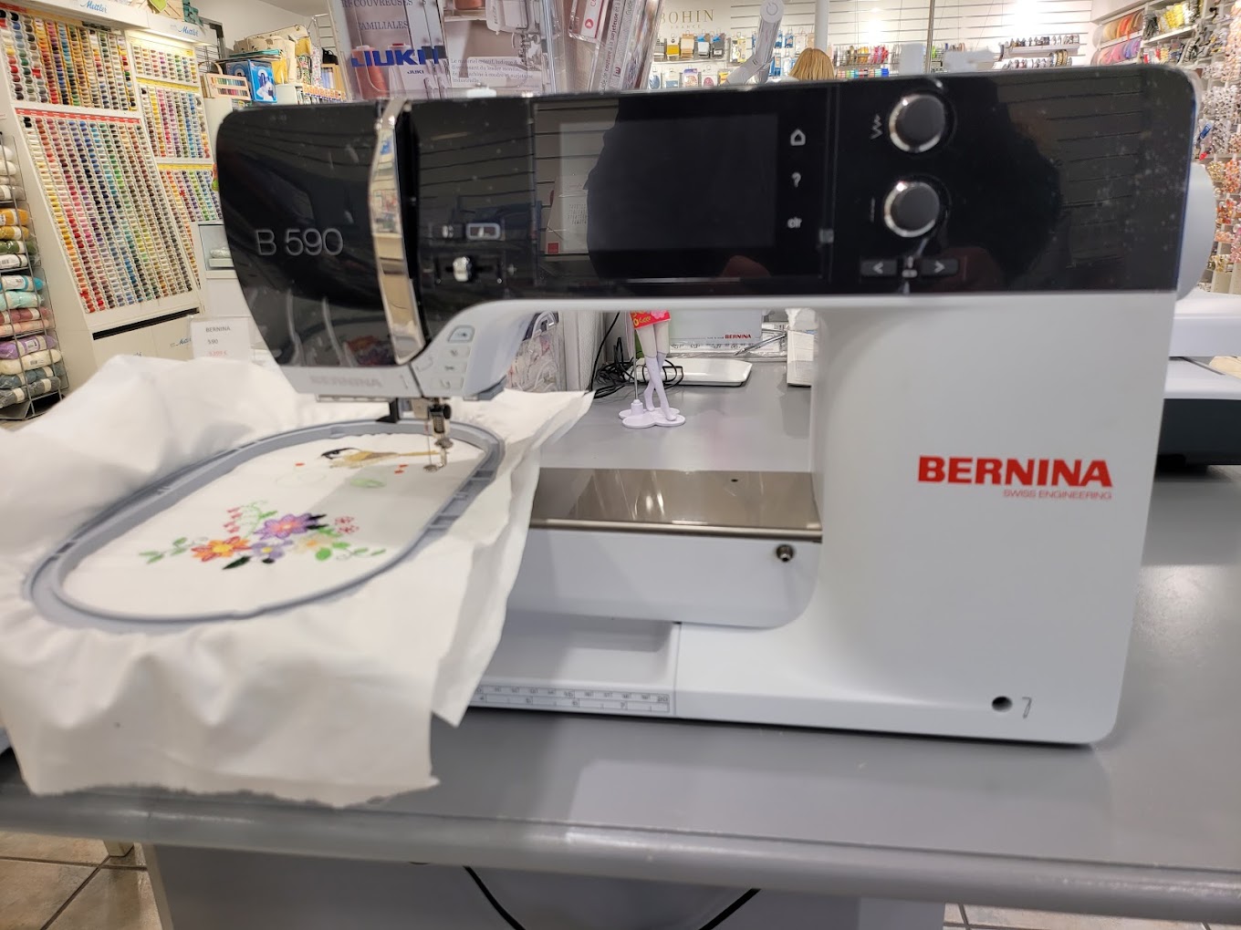 Brodeuse en situation dans l'atelier