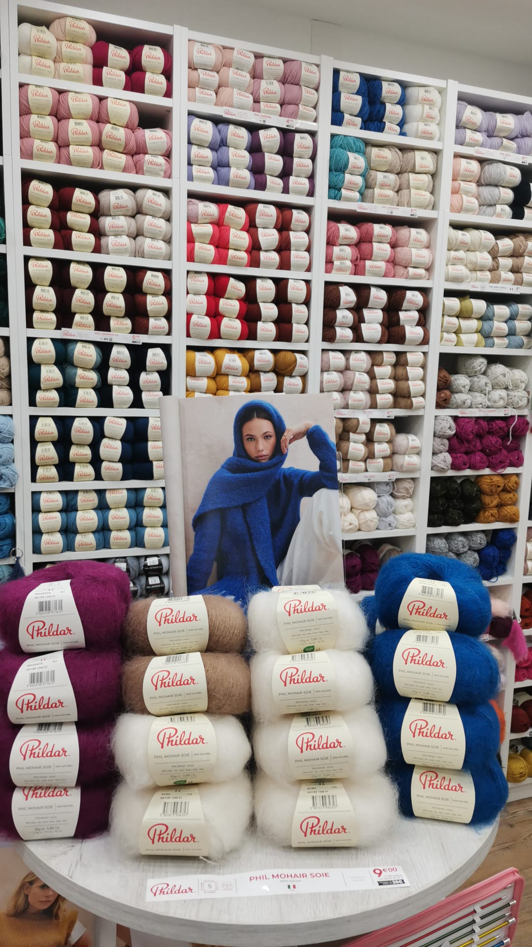 Nuancier de laines en rayonnage